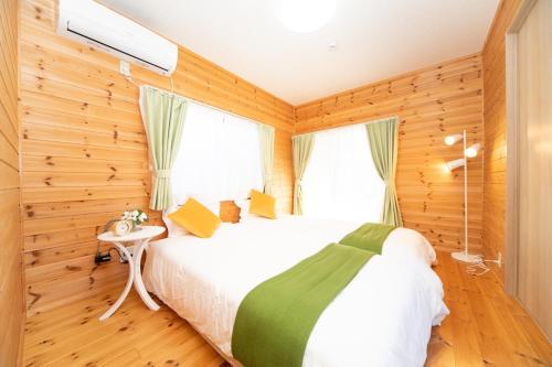 een slaapkamer met houten wanden en een bed in een kamer bij Yokkaichi - House - Vacation STAY 68045v in Yokkaichi