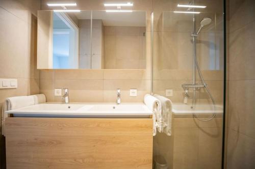 Ένα μπάνιο στο Georgie Light, lofty luxurious