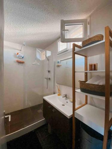 ein Bad mit einem Waschbecken und einem Etagenbett in der Unterkunft Appartement coconing , parking privé, climatisation & WIFI in Montpellier