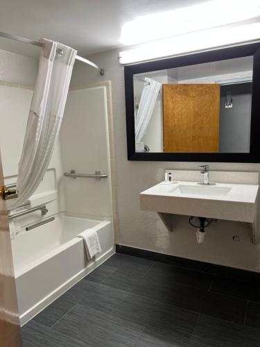 Koupelna v ubytování Super 8 by Wyndham Clemmons/Winston-Salem Area