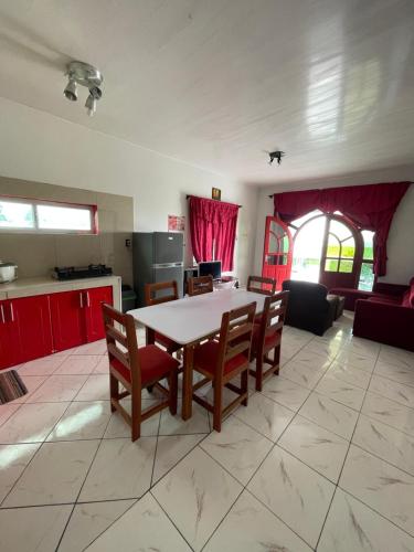 Гостиная зона в Zeedijk Resort Nickerie