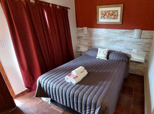 Una cama o camas en una habitación de CEDRO AZUL - Hostería y Cabañas de montaña