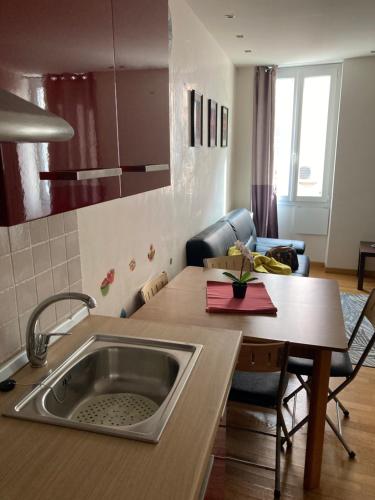 Kuchyňa alebo kuchynka v ubytovaní Appartement 2bedrooms 3min de Palais des Festivals