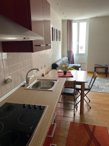 une cuisine avec un évier et un plan de travail dans l'établissement Appartement 2bedrooms 3min de Palais des Festivals, à Cannes