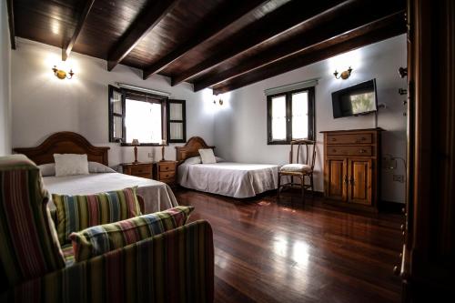 1 dormitorio con 2 camas, vestidor y sillas en Villa Numama, en Puerto del Rosario