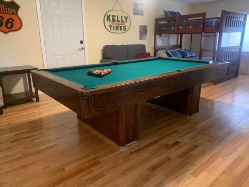 Biliár nebo kulečník v ubytování Centrally Located Redmond Retreat with Pool Table