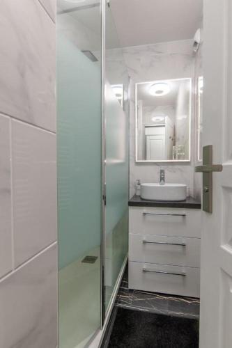 une salle de bain avec une douche en verre et un lavabo dans l'établissement Le Birdie 2102- Bel appartement pour 4 dans Résidence Golf avec piscine, à Deauville