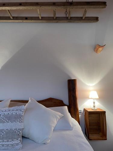 1 dormitorio con 1 cama y 1 lámpara en una mesa en La Perla del Riso Melotti, en Isola della Scala