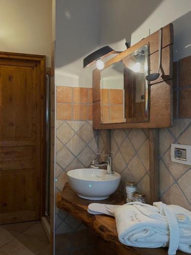 a bathroom with a sink and a mirror at La Perla del Riso Melotti in Isola della Scala
