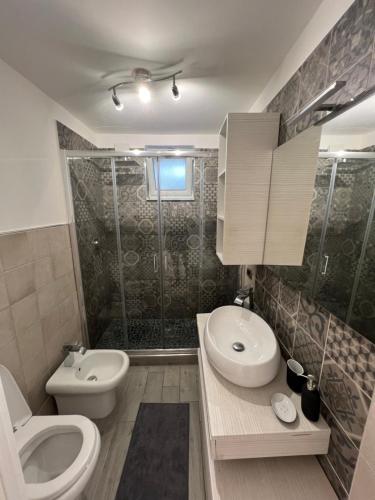 La salle de bains est pourvue de toilettes, d'un lavabo et d'une douche. dans l'établissement Gaiola sea house Posillipo, à Naples