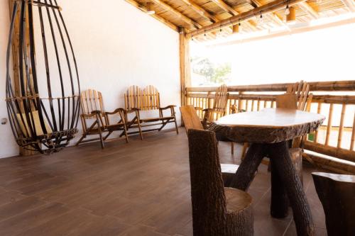 een kamer met een tafel en stoelen op een balkon bij MANGLARALTO BEACH SUITE'S in Montañita