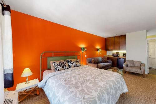 sypialnia z pomarańczową ścianą i łóżkiem w obiekcie Bella Paradiso 12 w mieście Eureka Springs