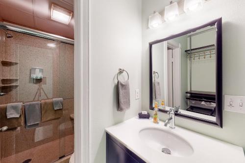 W łazience znajduje się umywalka i lustro. w obiekcie Bella Paradiso 12 w mieście Eureka Springs