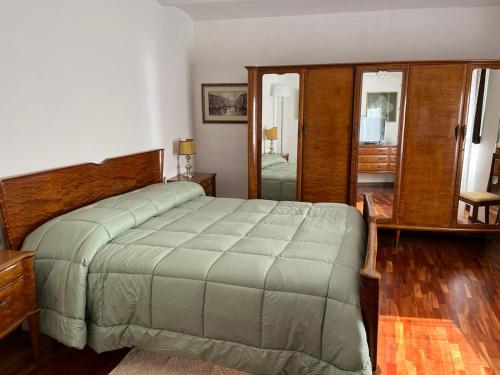een slaapkamer met een groot bed en een spiegel bij Assisi 1461 in Assisi