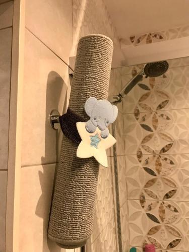 a shower curtain with a teddy bear on a star at El rincón de Manolita. #2 in Bornos