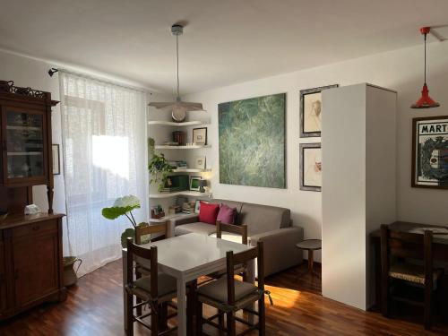 een woonkamer met een tafel en een bank bij Assisi 1461 in Assisi