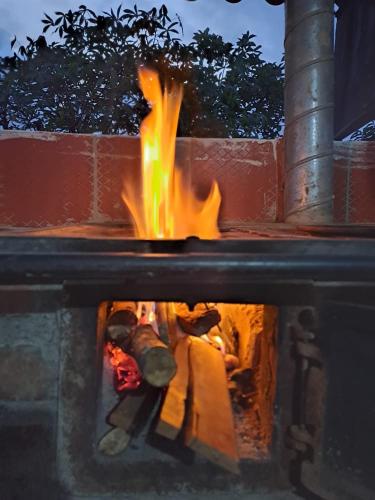 een vuur in een bakstenen oven met vlammen erin bij Ecohotel Casa de Descanso La Pradera in Confines