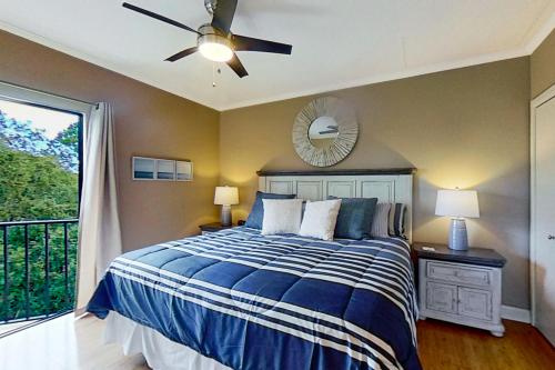1 dormitorio con 1 cama y ventilador de techo en Forest Beach Villas 425, en Hilton Head Island