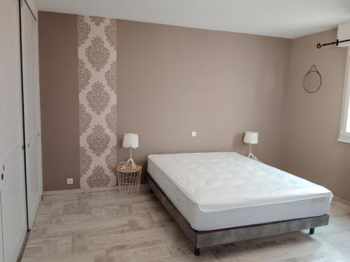 um quarto com uma cama branca e 2 candeeiros em Au répit centre Thermes Luxeuil T3 em Luxeuil-les-Bains