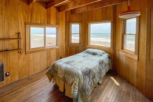 1 dormitorio con 1 cama en una habitación con vistas al océano en Erie Street Retreat, en Ocean Bay Park