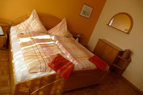 una cama con almohadas en una habitación en Ferienwohnung Eulenturm, en Xanten