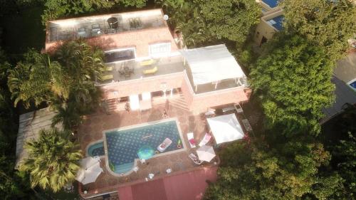 una vista aérea de una piscina y una casa en Hermosa casa de campo con piscina y zonas de juego, en Villeta