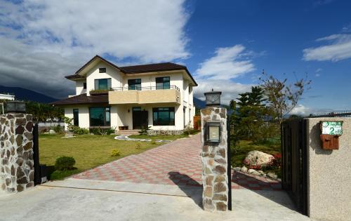 a house with a pay meter in front of it at 心享庭園民宿 Wishes B&B in Jian