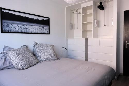 Two bedrooms modern apartment close to Tram