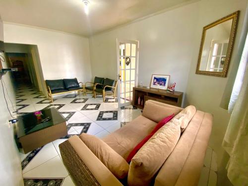 - un salon avec un canapé et une table dans l'établissement Casa de Charles, à Piranhas