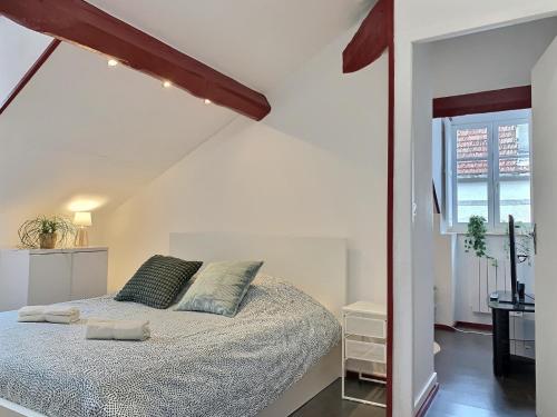 1 dormitorio con cama y ventana en WONDERHOST, au calme en hypercentre avec parking, en Pau