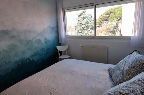 Schlafzimmer mit einem Bett und einem Fenster in der Unterkunft Two bedrooms modern apartment close to Tram in Toulouse