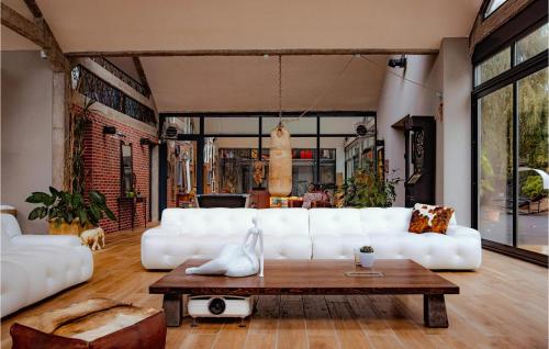 un salon avec un canapé blanc et une table dans l'établissement 5 Bedroom Gorgeous Home In Breuillet, à Breuillet