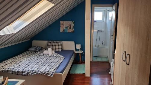 een kleine slaapkamer met een bed en een badkamer bij Ugostiteljski objekat KARIBO in Sombor