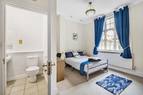 1 dormitorio con cama, aseo y ventana en Grove House - By Sigma Stays en Newcastle under Lyme