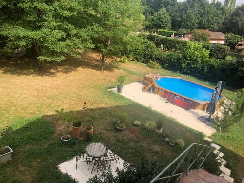 - une vue aérienne sur une cour avec une piscine dans l'établissement Les Dames Noires, à Montauban