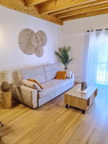 sala de estar con sofá y mesa en Duplex El Refugio de La Bolera, en Arroyo Frío