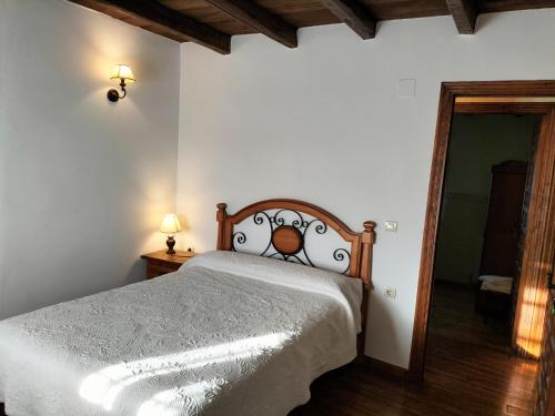 sypialnia z łóżkiem i lustrem w obiekcie Don Camino Low Cost w mieście Villalcázar de Sirga