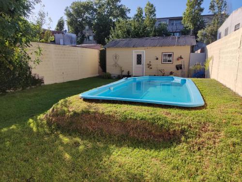 a swimming pool in the yard of a house at Casita Casa con parque, estacionamiento y pileta en Tigre in Tigre