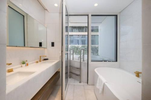 Experience the Luxe Life in the Palm!