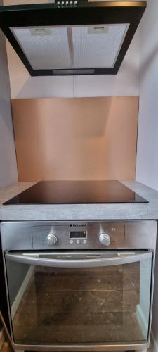 a stove top oven sitting in a kitchen at Bath Road Studios in Swindon