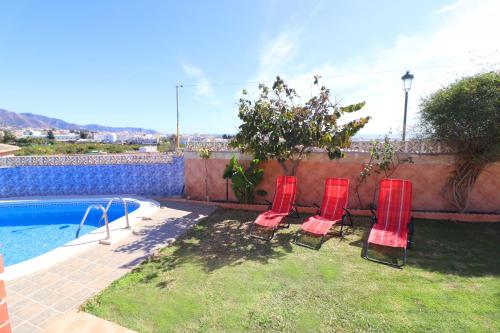 un grupo de sillas rojas junto a una piscina en Villa los Olivos Spainsunrentals 1210, en Nerja