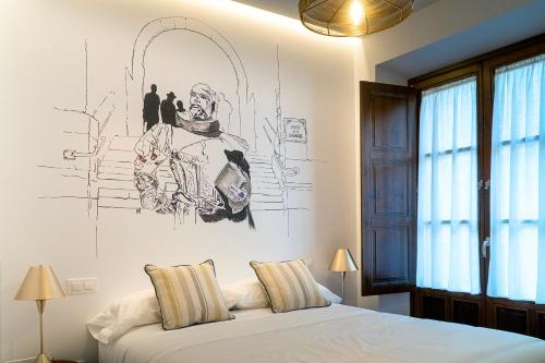 um quarto com uma cama com um desenho na parede em Cervantes 5 Collection Alficen Delux em Toledo