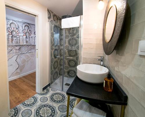 uma casa de banho com um lavatório e um chuveiro em Cervantes 5 Collection Alficen Delux em Toledo