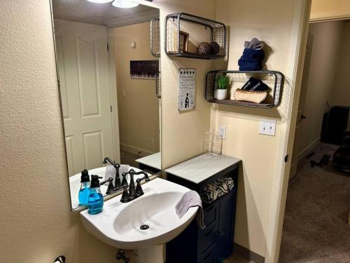 Cozy Condo Centrally Located – Photos 2