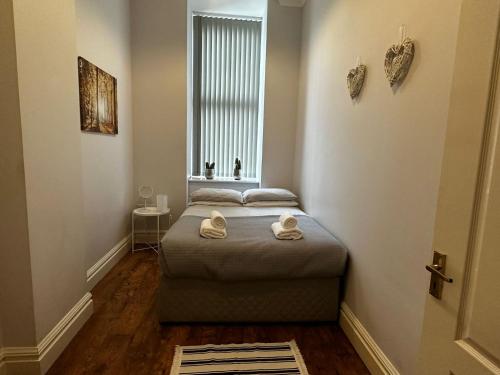 een slaapkamer met een bed met twee handdoeken erop bij Mamma House in Melrose
