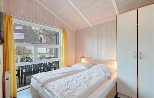 シェーンハーゲンにあるStrandpark 6のベッドルーム1室(ベッド1台、大きな窓付)