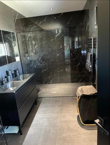 Salle de bains dans l'établissement Villa EDEN