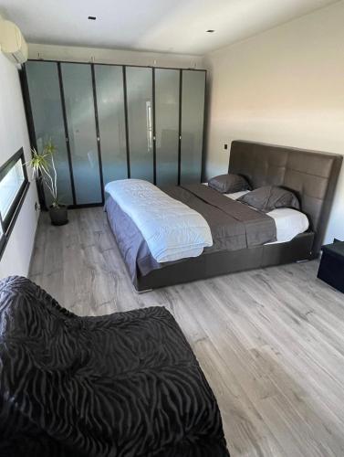 - une chambre avec 2 lits et une chaise dans l'établissement Villa EDEN, à La Roquette-sur-Siagne