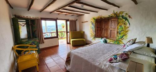 - une chambre avec un lit et une chaise dans l'établissement Akawanka Lodge, à San Agustín