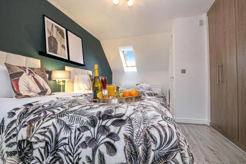 een slaapkamer met een bed en een dienblad met fruit erop bij Luxury 4 Bedroom House - Close to M1 - Free Parking, Fast Wifi, SmartTV with Netflix by Yoko Property in Milton Keynes